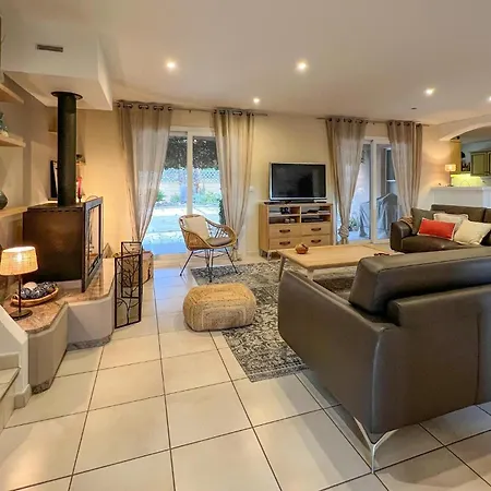 Cozy In With House A Panoramic View *